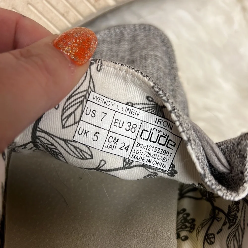 Women’s Hey Dude Size 7​​​ - Picture 3 of 5